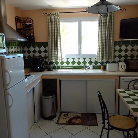 De L'etang Proche Des Grands Buffets 4*