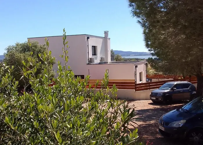 De L'etang Proche Des Grands Buffets 4* 纳博讷